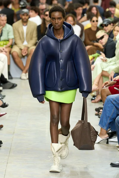 Look 16